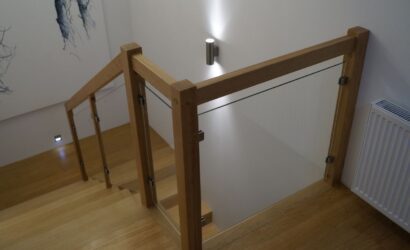 Stopnie z podstopniami na beton oraz szklanymi balustradami