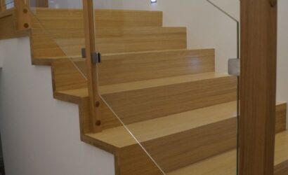 Stopnie z podstopniami na beton oraz szklanymi balustradami