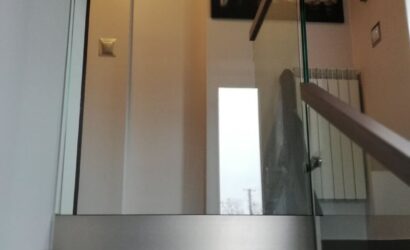 Stopnie z podstopniami na beton oraz szklanymi balustradami