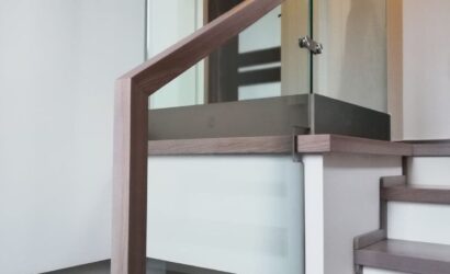 Stopnie z podstopniami na beton oraz szklanymi balustradami