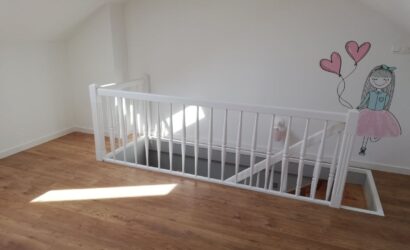 Stopnie z podstopniami na beton oraz drewnianymi balustradami