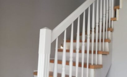 Stopnie z podstopniami na beton oraz drewnianymi balustradami