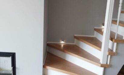 Stopnie z podstopniami na beton oraz drewnianymi balustradami