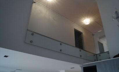 Stopnie z podstopniami na beton oraz szklanymi balustradami