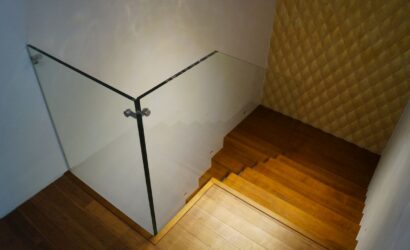 Stopnie z podstopniami na beton oraz szklanymi balustradami