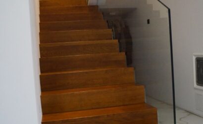 Stopnie z podstopniami na beton oraz szklanymi balustradami