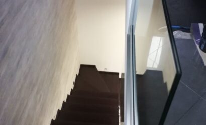 Stopnie z podstopniami na beton oraz szklanymi balustradami