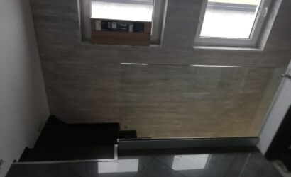 Stopnie z podstopniami na beton oraz szklanymi balustradami