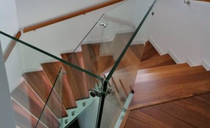 Stopnie z podstopniami na beton oraz szklanymi balustradami