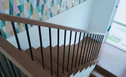 Stopnie z podstopniami na beton oraz drewnianymi balustradami