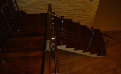 Stopnie na betonie z metalowymi balustradami