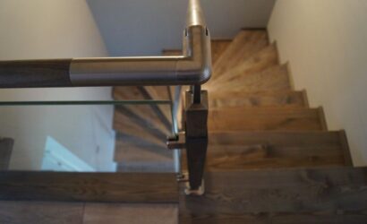 Stopnie na betonie ze szklanymi balustradami