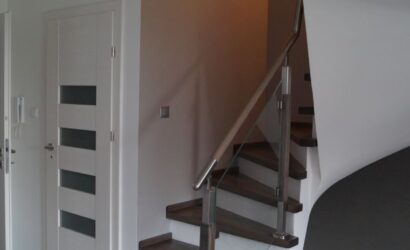 Stopnie na betonie ze szklanymi balustradami