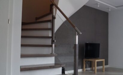 Stopnie na betonie ze szklanymi balustradami