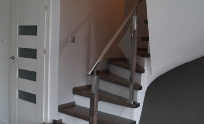 Stopnie na betonie ze szklanymi balustradami