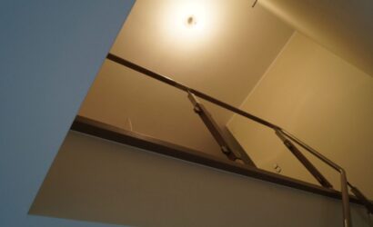 Stopnie na betonie ze szklanymi balustradami