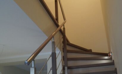 Schody policzkowe z metalowymi balustradami