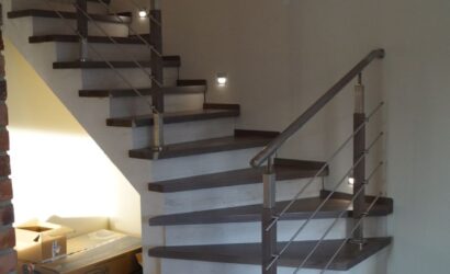 Schody policzkowe z metalowymi balustradami