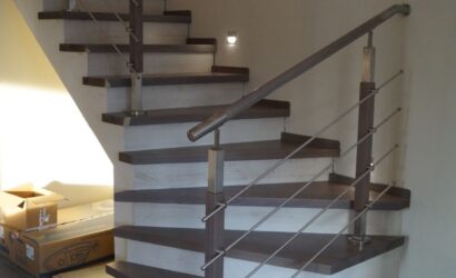 Schody policzkowe z metalowymi balustradami