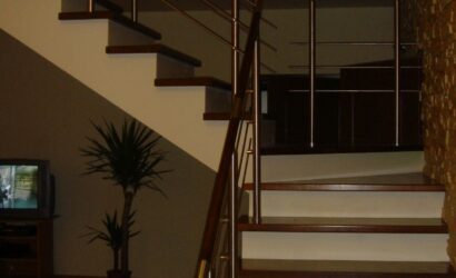 Stopnie na betonie z metalowymi balustradami