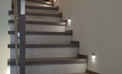 Stopnie na betonie ze szklanymi balustradami