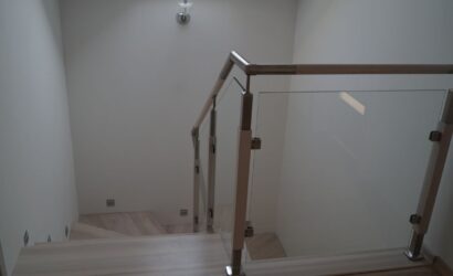 Stopnie na betonie ze szklanymi balustradami