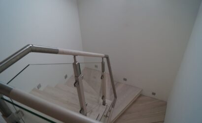 Stopnie na betonie ze szklanymi balustradami