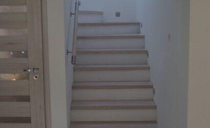 Stopnie na betonie ze szklanymi balustradami