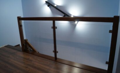 Stopnie na betonie ze szklanymi balustradami