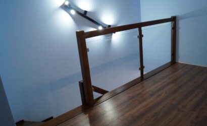 Stopnie na betonie ze szklanymi balustradami