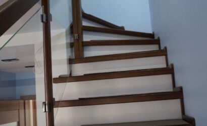 Stopnie na betonie ze szklanymi balustradami