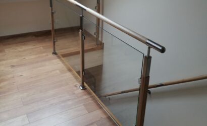 Stopnie na betonie ze szklanymi balustradami