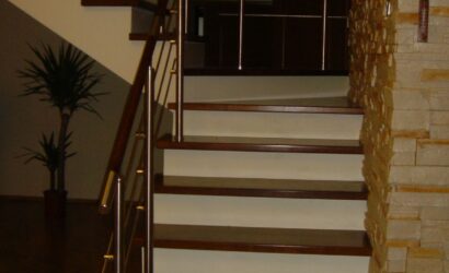 Stopnie na betonie z metalowymi balustradami