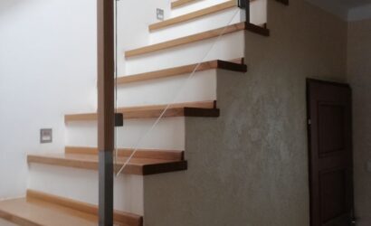 Stopnie na betonie ze szklanymi balustradami