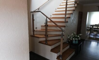 Stopnie na betonie ze szklanymi balustradami