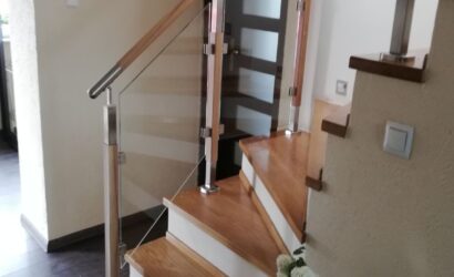 Stopnie na betonie ze szklanymi balustradami