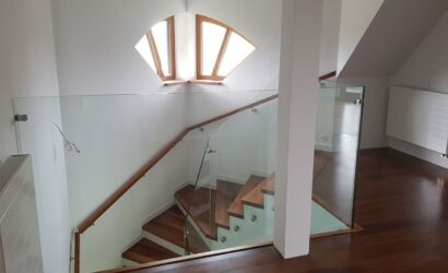 Stopnie na betonie ze szklanymi balustradami