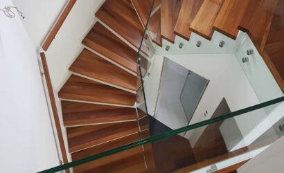 Stopnie na betonie ze szklanymi balustradami