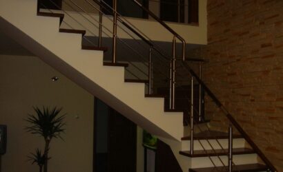 Stopnie na betonie z metalowymi balustradami