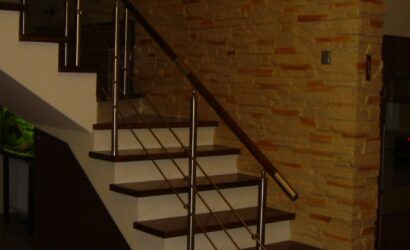 Stopnie na betonie z metalowymi balustradami