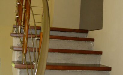 Stopnie na betonie z metalowymi balustradami
