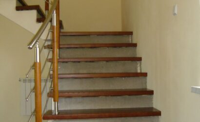 Stopnie na betonie z metalowymi balustradami