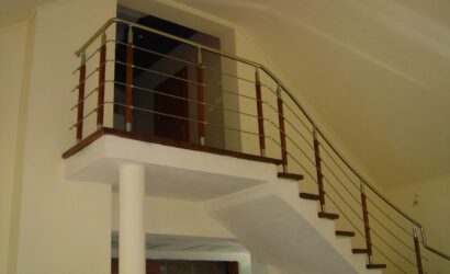 Stopnie na betonie z metalowymi balustradami