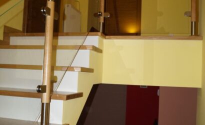 Stopnie na betonie ze szklanymi balustradami