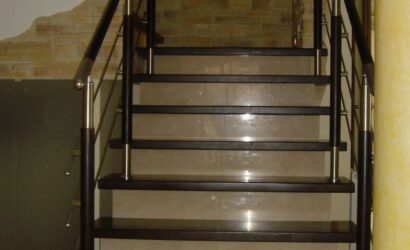 Stopnie na betonie z metalowymi balustradami