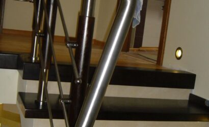 Stopnie na betonie z metalowymi balustradami