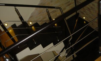 Stopnie na betonie z metalowymi balustradami