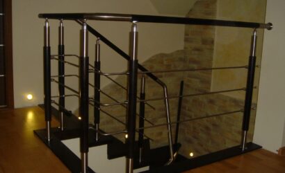 Stopnie na betonie z metalowymi balustradami