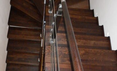 Stopnie na betonie z metalowymi balustradami