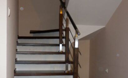 Stopnie na betonie z metalowymi balustradami